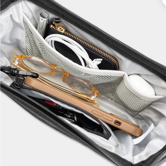 NWT Portland Gear Cascade Crossbody Bag in Black - Picture 4 of 5